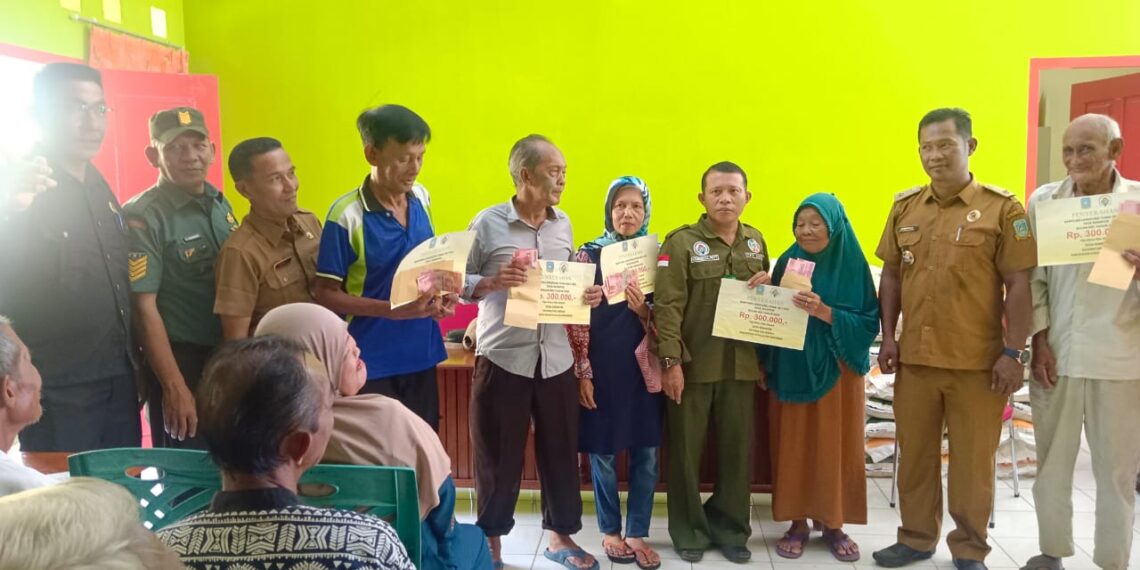 Pemdes Mampok Salurkan Bantuan BLT -DD Tahap II Bulan Mei kepada 37 RTM