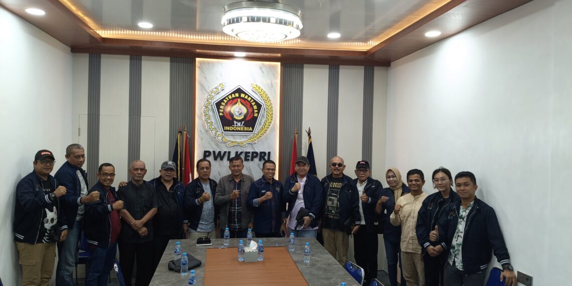 Tokoh Pers Riau Kunjungi Sekretariat PWI Kepri dalam Rangkaian Bimtek SPS di Batam