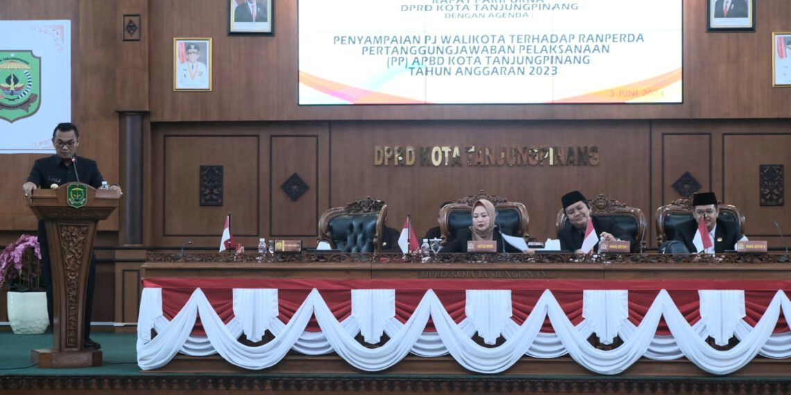 Pj Walikota Tanjungpinang Sampaikan Pertanggungjawaban APBD Tahun 2023 dalam Rapat Paripurna DPRD