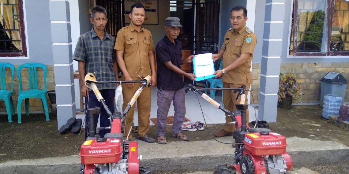 Lukman Hakim, Kades Bukit Padi Serahkan Bantuan Dua Unit Mesin Bajak ke Kelompok Tani