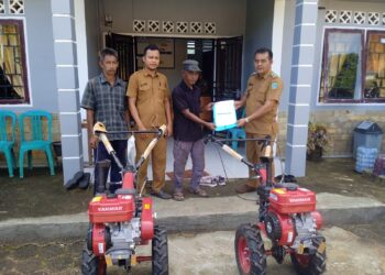 Lukman Hakim, Kades Bukit Padi Serahkan Bantuan Dua Unit Mesin Bajak ke Kelompok Tani