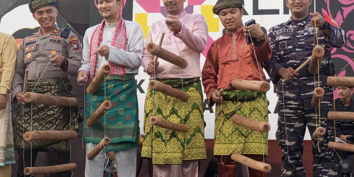Hadir Dalam Acara Festival Internasional Folklore Padang Melang, Kacabjari Tarempa Niky Junismero Berikan Apresiasi