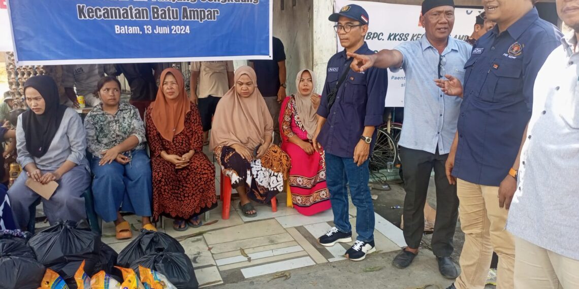 Korban Kebakaran Kios Seken 12 KK di Tanjungsengkuang Dapat Bantuan PWI Kepri
