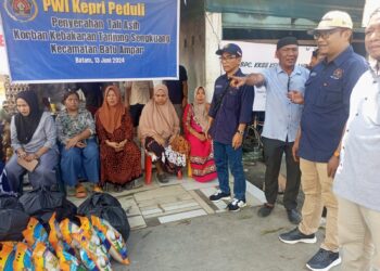 Korban Kebakaran Kios Seken 12 KK di Tanjungsengkuang Dapat Bantuan PWI Kepri