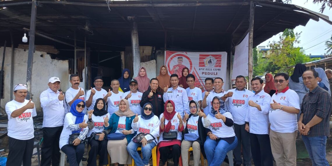 KKSS Kepri Serahkan Bantuan Sembako dan Sapi Qurban