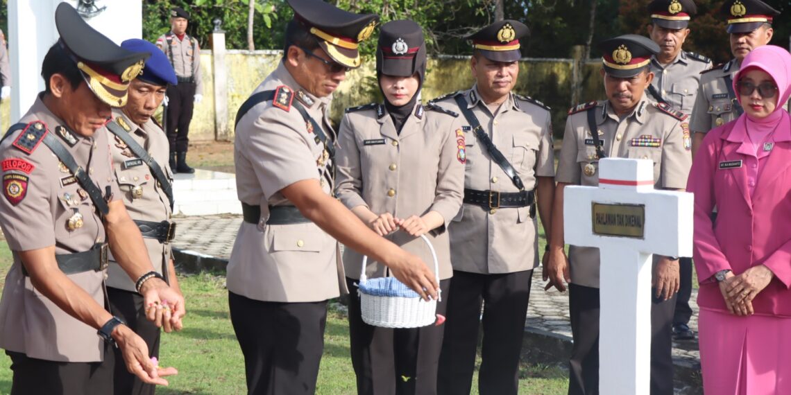 Polres Natuna Laksanakan Upacara Ziarah Makam dan Tabur Bunga