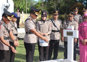 Polres Natuna Laksanakan Upacara Ziarah Makam dan Tabur Bunga