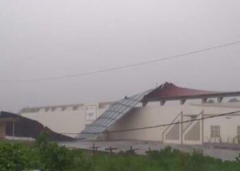 Diterjang Angin Kencang, Atap Tribun Sri Srindit Natuna Porak Poranda