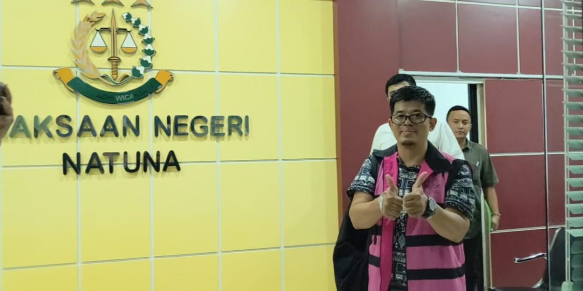 Aripin saat mengenai rompi tahanan Kejaksaan Negeri Natuna saat keluar dari Kantor Kejaksaan Negeri Natuna usai di periksa dan ditetapkan sebagai tersangka Kasus Korupsi di Perusda Natuna atas vonis Rusli mantan Direktur Perusda Natuna