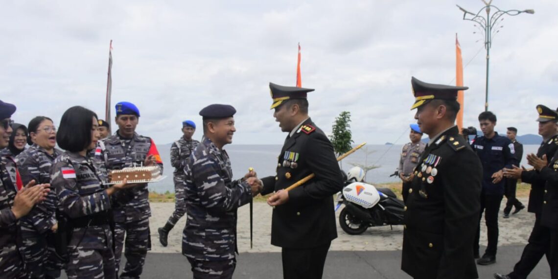 Peringati Hari Ultah Bhayangkara ke-78, Danlanal Tarempa Berikan Kado Kepada Kapolres Anambas