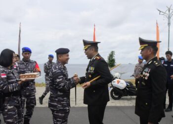 Peringati Hari Ultah Bhayangkara ke-78, Danlanal Tarempa Berikan Kado Kepada Kapolres Anambas