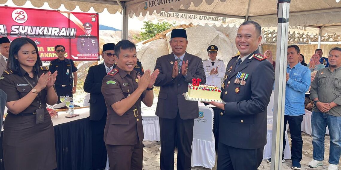 Kacabjari Tarempa Niky Junismero Berikan Kue HUT Bhayangkara ke-78 kepada Kapolres Anambas