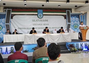 Ketua BPW KKSS Kepri Berikan Beasiswa kepada Pelajar Bintan