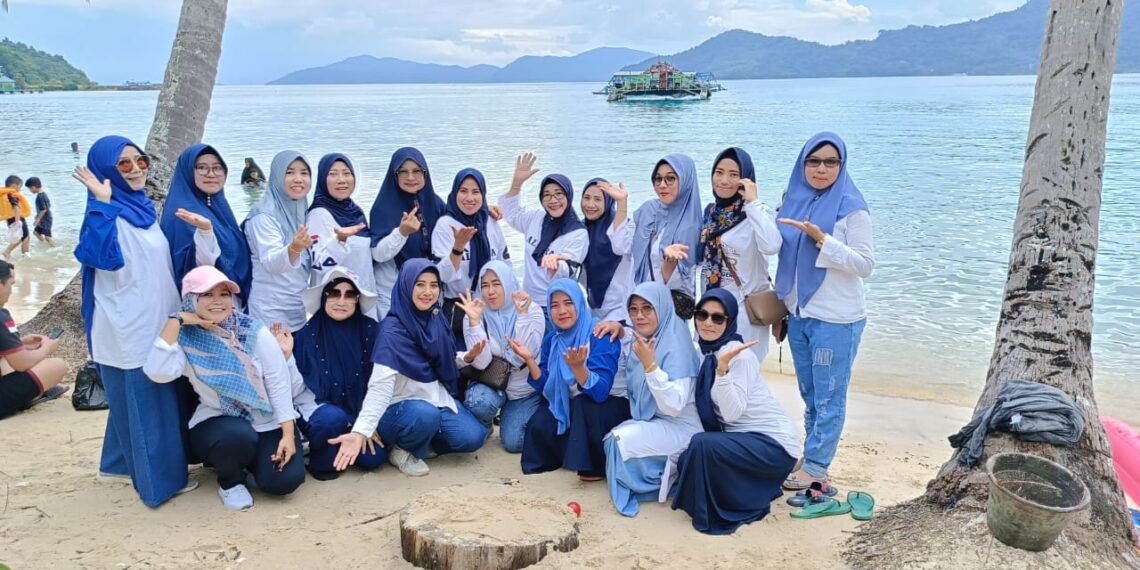 Pengurus TP PKK Kelurahan Tarempa Lakukan Out Dor di Pasir Manang Siantan