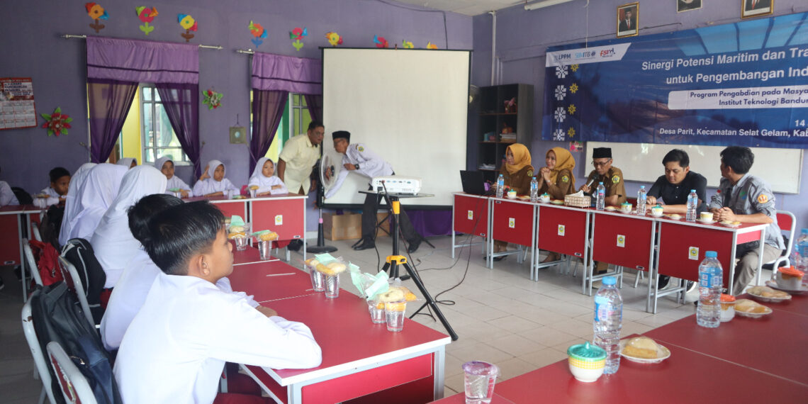 Pengabdian pada Masyarakat, Dosen ITB dan Unpad Bantu Kembangkan Industri Kreatif di Desa Parit