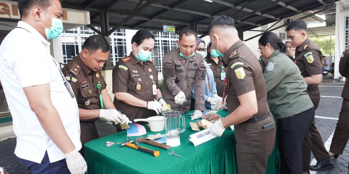 Kejaksaan Negeri Tanjungpinang Musnahkan Barang Bukti Tindak Pidana Narkotika dan Barang Bukti Lainnya Tahun 2024