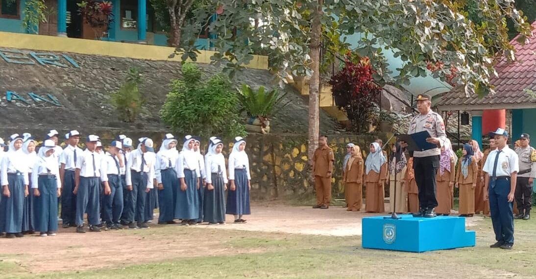 IPTU Edi Suratman Jadi Inspektur Upacara di SMP Negeri 24 Bintan, Tekankan Nasionalisme dan Patuh Hukum