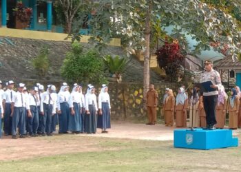 IPTU Edi Suratman Jadi Inspektur Upacara di SMP Negeri 24 Bintan, Tekankan Nasionalisme dan Patuh Hukum