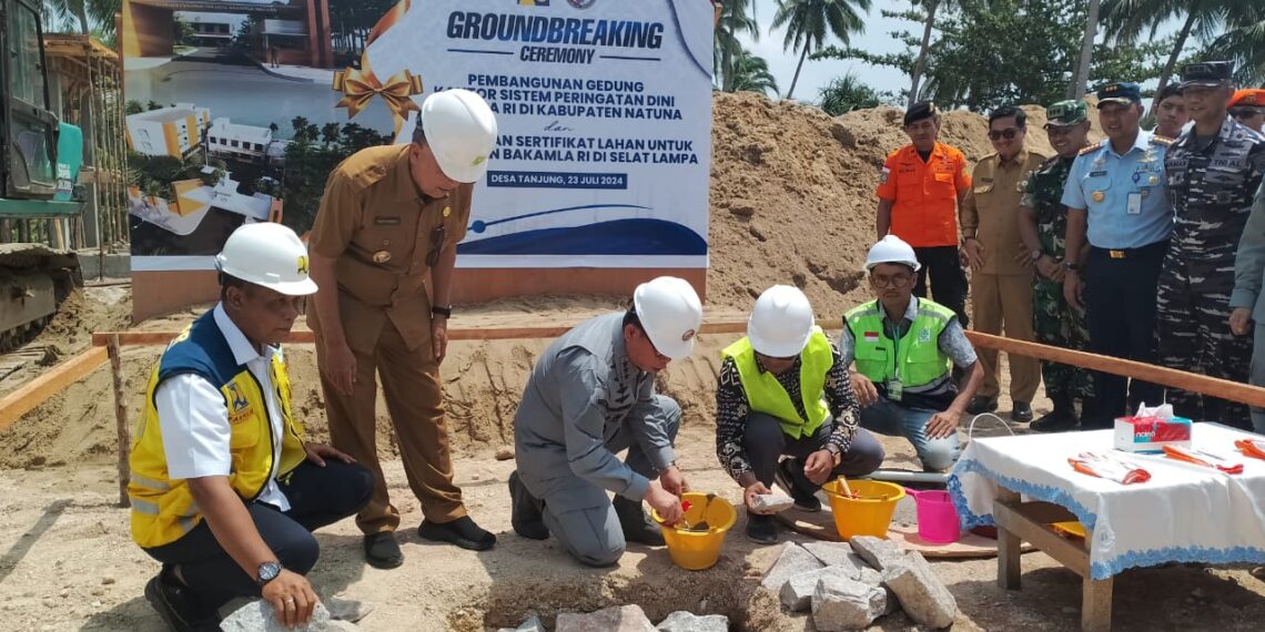 Kunker ke Natuna, Kepala Bakamla RI Lakukan Peletakan Batu Pertama Pembangunan Kantor SPD