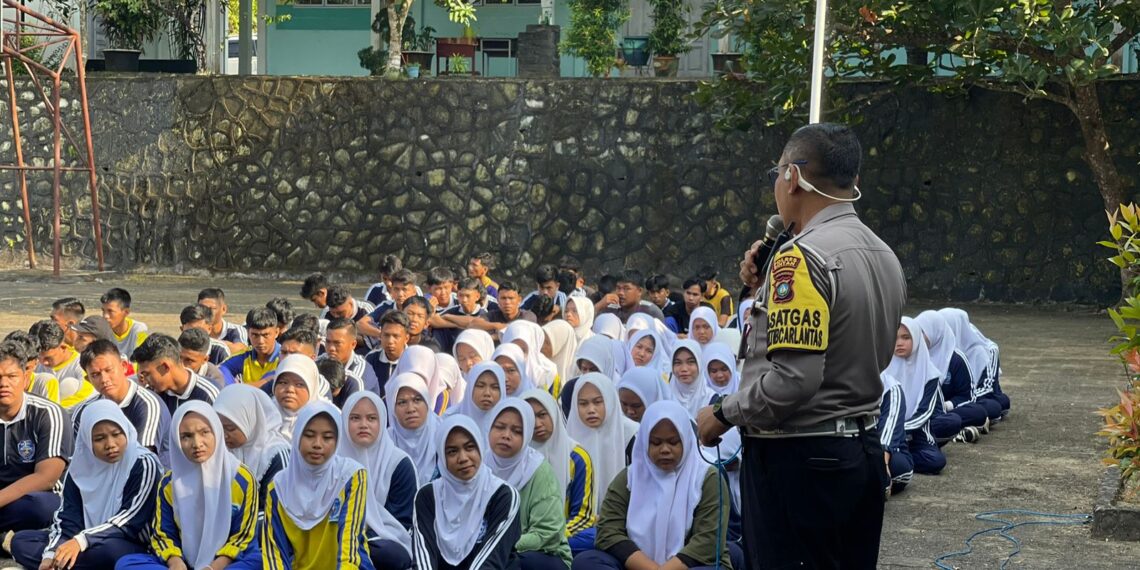 Polres Bintan Gelar Sosialisasi Tertib Lalu Lintas di SMAN 1 Teluk Bintan dalam Operasi Patuh Seligi 2024