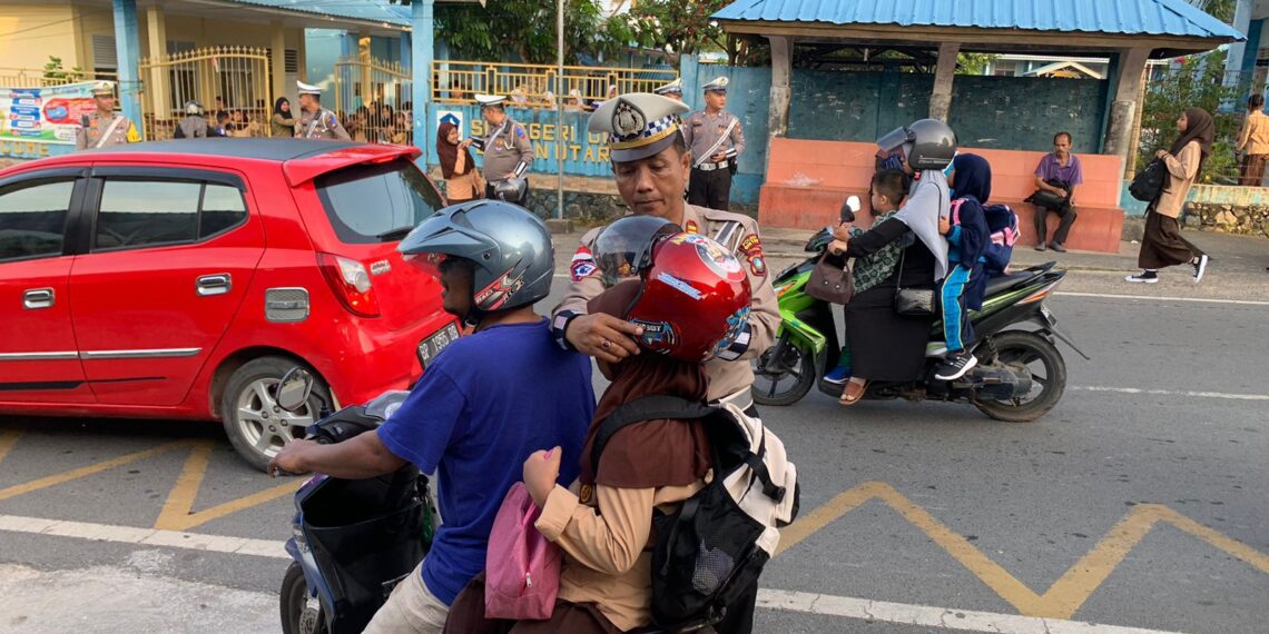 Satlantas Polres Bintan Bagikan Helm Gratis untuk Tingkatkan Keselamatan Berkendara