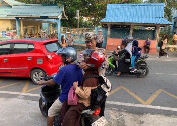 Satlantas Polres Bintan Bagikan Helm Gratis untuk Tingkatkan Keselamatan Berkendara
