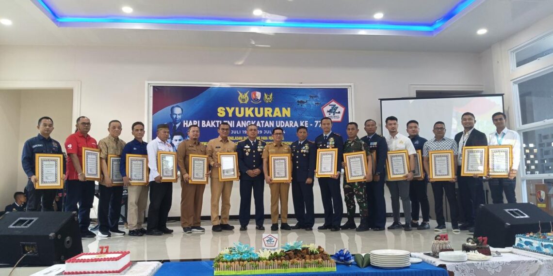 PWI Kepri Terima Penghargaan pada Syukuran HUT ke-77 Hari Bakti TNI AU di Lanud RHF