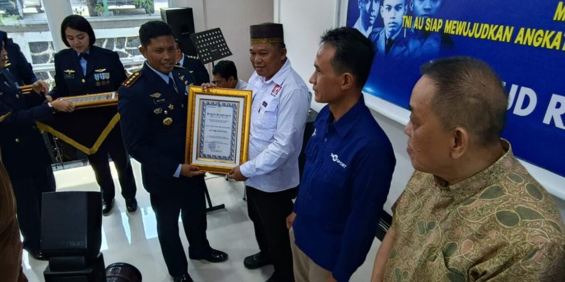 Ketua KKSS Kepri Dapat Penghargaan Dari Lanud RHF Tanjungpinang