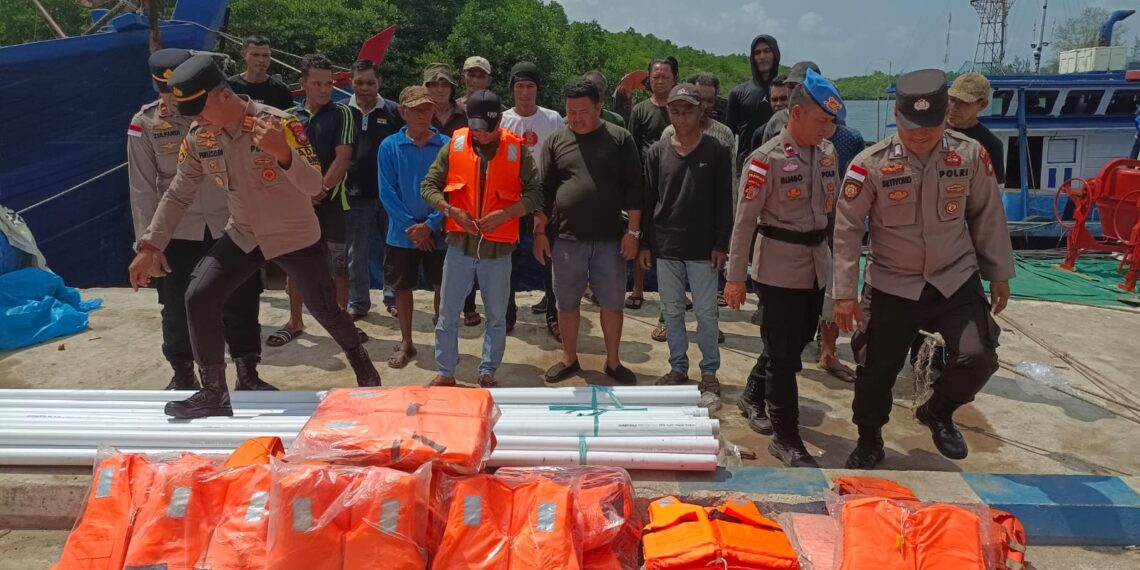 Polsek Bintan Timur Bagikan 30 Life Jacket kepada Nelayan untuk Tingkatkan Keselamatan di Laut