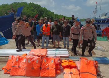 Polsek Bintan Timur Bagikan 30 Life Jacket kepada Nelayan untuk Tingkatkan Keselamatan di Laut