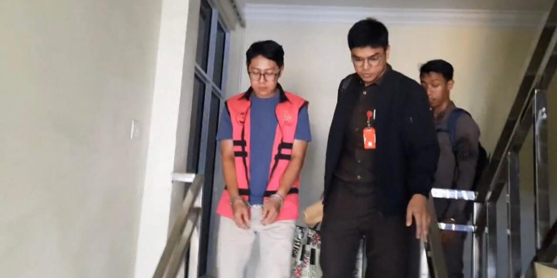 Tim Penuntut Umum Kejari Tanjungpinang Terima Tersangka dan Barang Bukti Kasus Korupsi SMPN 1 Tanjungpinang