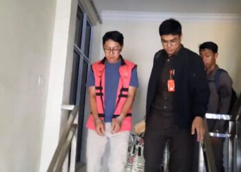 Tim Penuntut Umum Kejari Tanjungpinang Terima Tersangka dan Barang Bukti Kasus Korupsi SMPN 1 Tanjungpinang