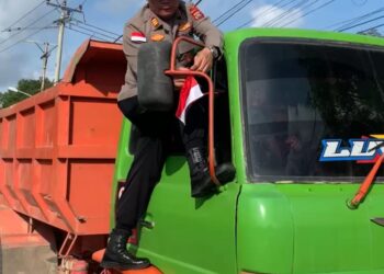 Polres Bintan Bagikan Bendera Merah Putih untuk Sambut Hari Kemerdekaan RI ke-79