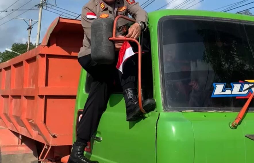 Polres Bintan Bagikan Bendera Merah Putih untuk Sambut Hari Kemerdekaan RI ke-79