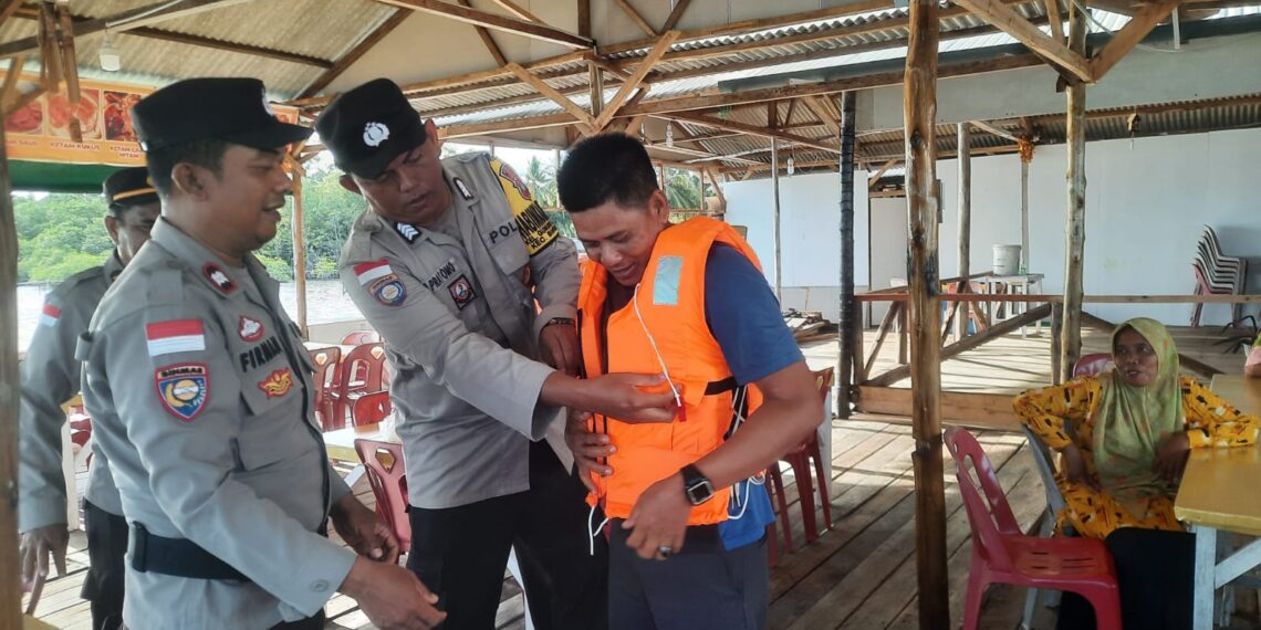 Kapolsek Bintan Timur Bagikan Life Jacket dan Sembako kepada Nelayan Kampung Batu Licin