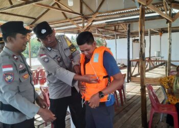 Kapolsek Bintan Timur Bagikan Life Jacket dan Sembako kepada Nelayan Kampung Batu Licin