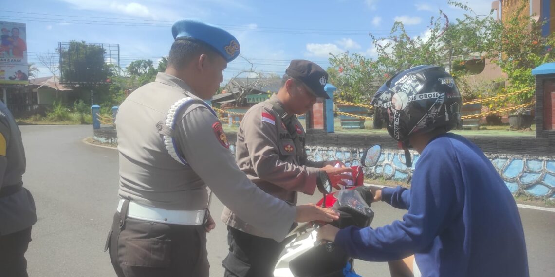 Polsek Bintan Timur Bagikan Bendera Merah Putih Sambut HUT RI ke-79