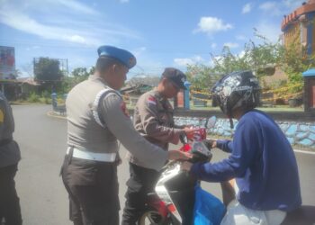 Polsek Bintan Timur Bagikan Bendera Merah Putih Sambut HUT RI ke-79