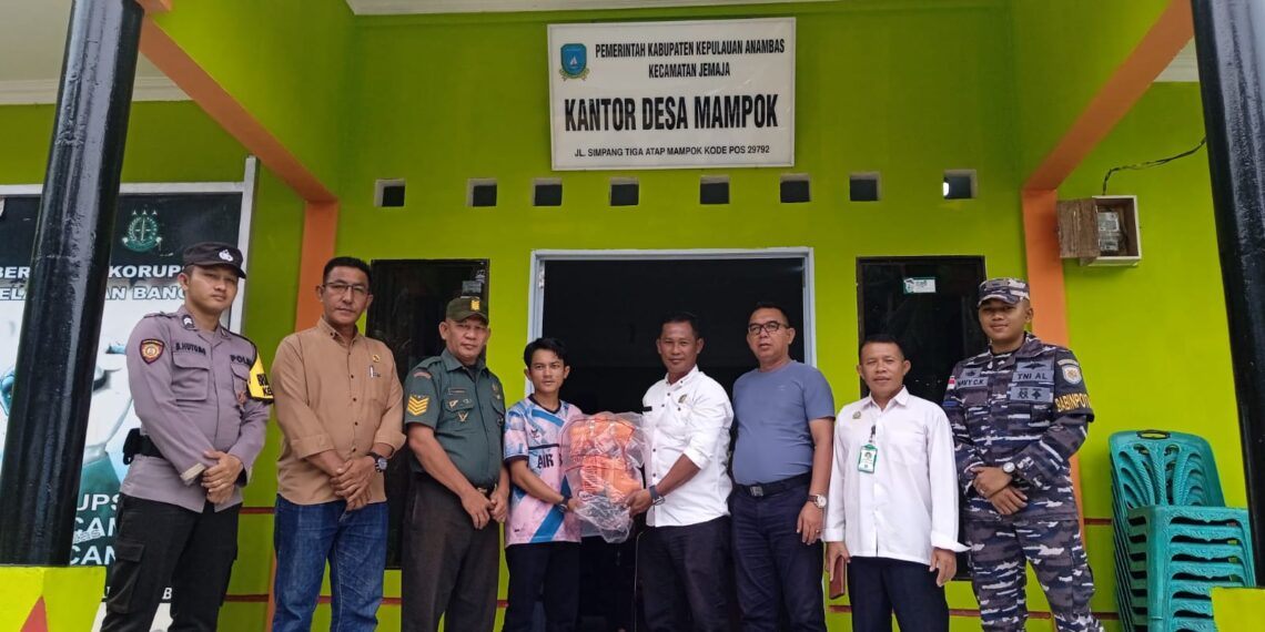 Kades Mampok Serahkan Bantuan kepada Nelayan, Darmawizar : Dijaga jangan Dijual