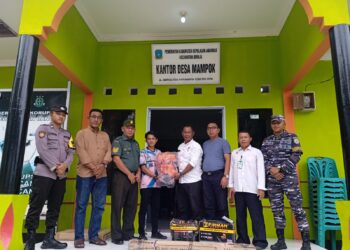 Kades Mampok Serahkan Bantuan kepada Nelayan, Darmawizar : Dijaga jangan Dijual