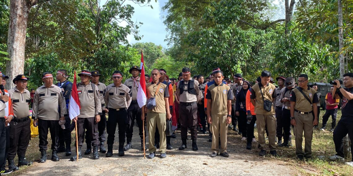 Polres Bintan Kibarkan Bendera Merah Putih di Puncak Gunung Bintan untuk Peringati HUT RI ke-79