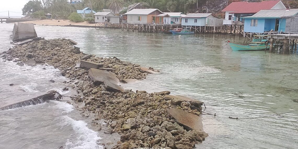Kondisi Pemecah Ombak Roboh, Kades Lingai meminta Pemerintah Bantu Bangun Kembali