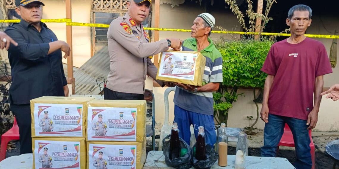 Polres Bintan Timur Salurkan Bantuan Sosial untuk Korban Kebakaran di Kampung Sungai Datuk