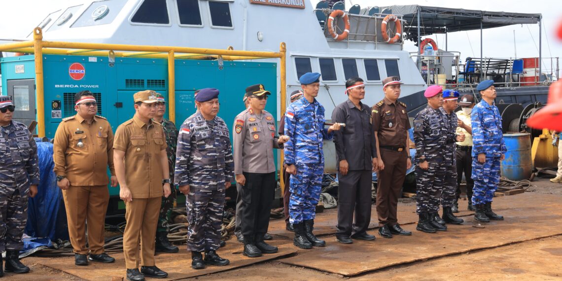 Upacara Peringatan HUT RI ke-79, FKPD Bintan Kibarkan Merah Putih di Perairan Karang Singa