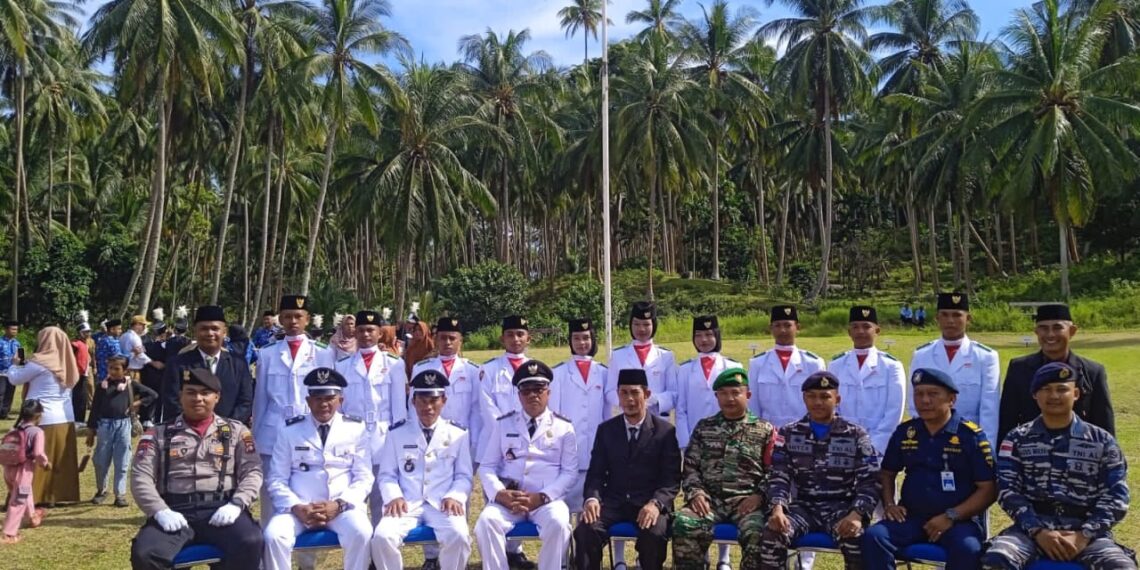 Pengibaran Bendera Merah Putih di Kecamatan Jemaja Barat, H.Sardian Jadi Inspektur Upacara