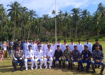 Pengibaran Bendera Merah Putih di Kecamatan Jemaja Barat, H.Sardian Jadi Inspektur Upacara