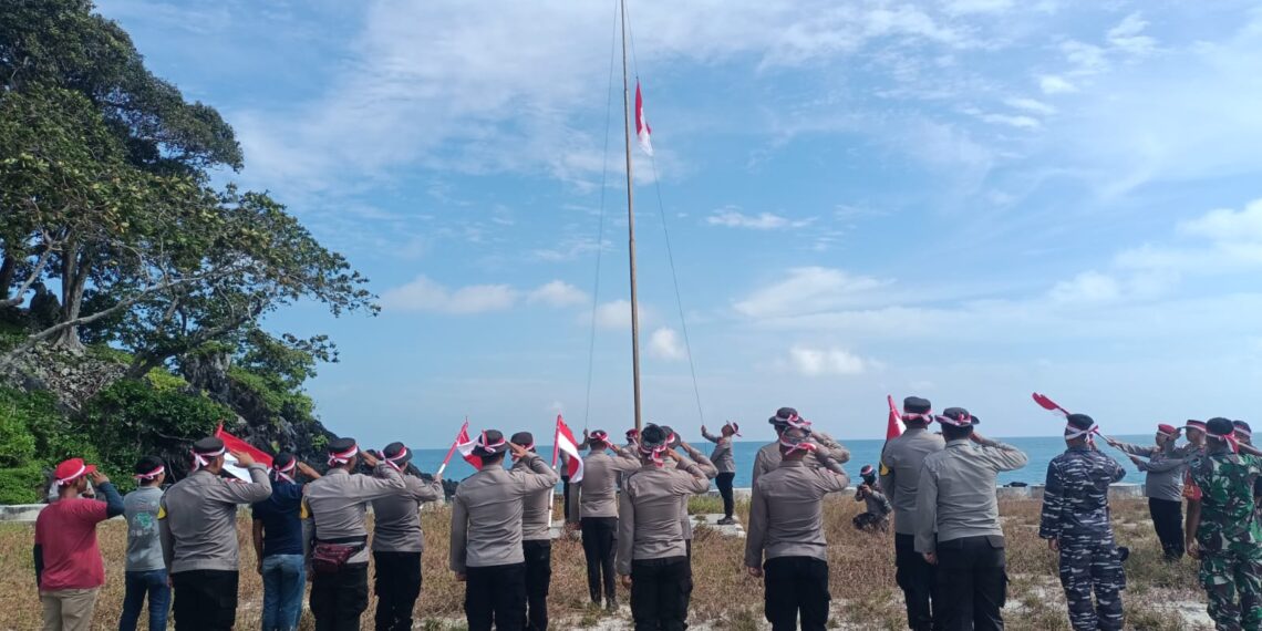Pengibaran Bendera Merah Putih di Pulau Sentut oleh Polsek Bintan Timur dalam Rangka HUT RI ke-79