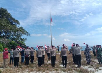 Pengibaran Bendera Merah Putih di Pulau Sentut oleh Polsek Bintan Timur dalam Rangka HUT RI ke-79