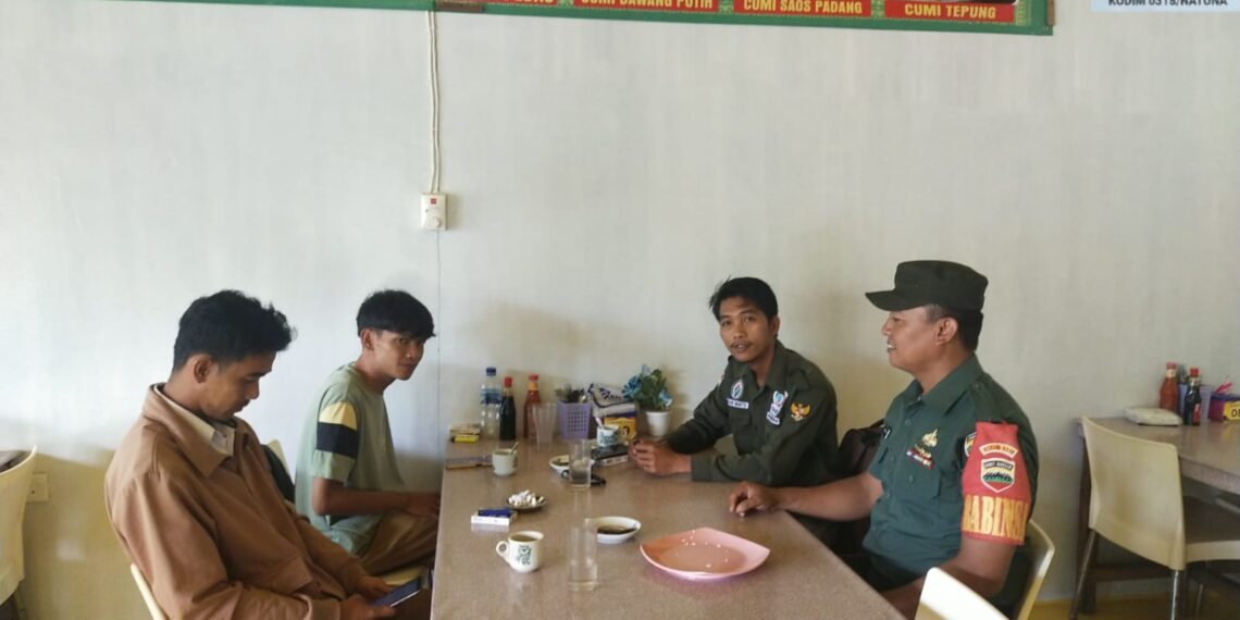 Babinsa Koptu Isnaeni Effendi Komsos dengan Masyarakat Binaan di Payalaman