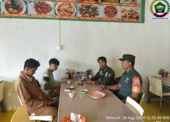 Babinsa Koptu Isnaeni Effendi Komsos dengan Masyarakat Binaan di Payalaman